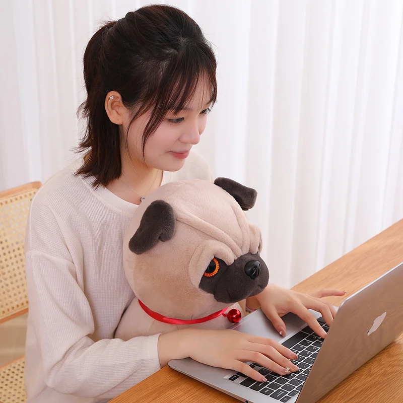 Red Bell Pug Puppy ตุ๊กตาของเล่นตุ๊กตา Squatting สีน้ําตาลการ์ตูนสัตว์ Plushie เช่นจริง Appeasing Sleeping Hug เพื่อนปัจจุบัน