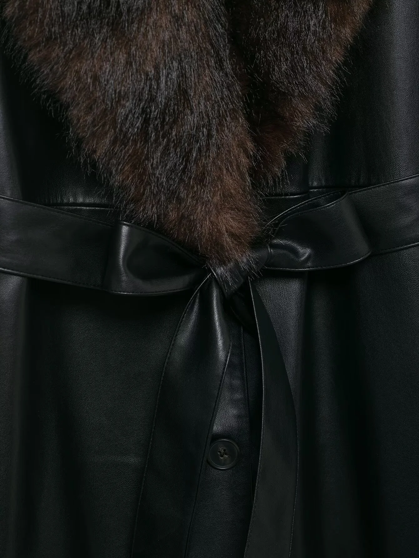 معطف نسائي شتوي جديد لعام 2025 غير رسمي أنيق ومتعدد الاستخدامات وطية صدر السترة مع حزام وتأثير من الفرو الصناعي