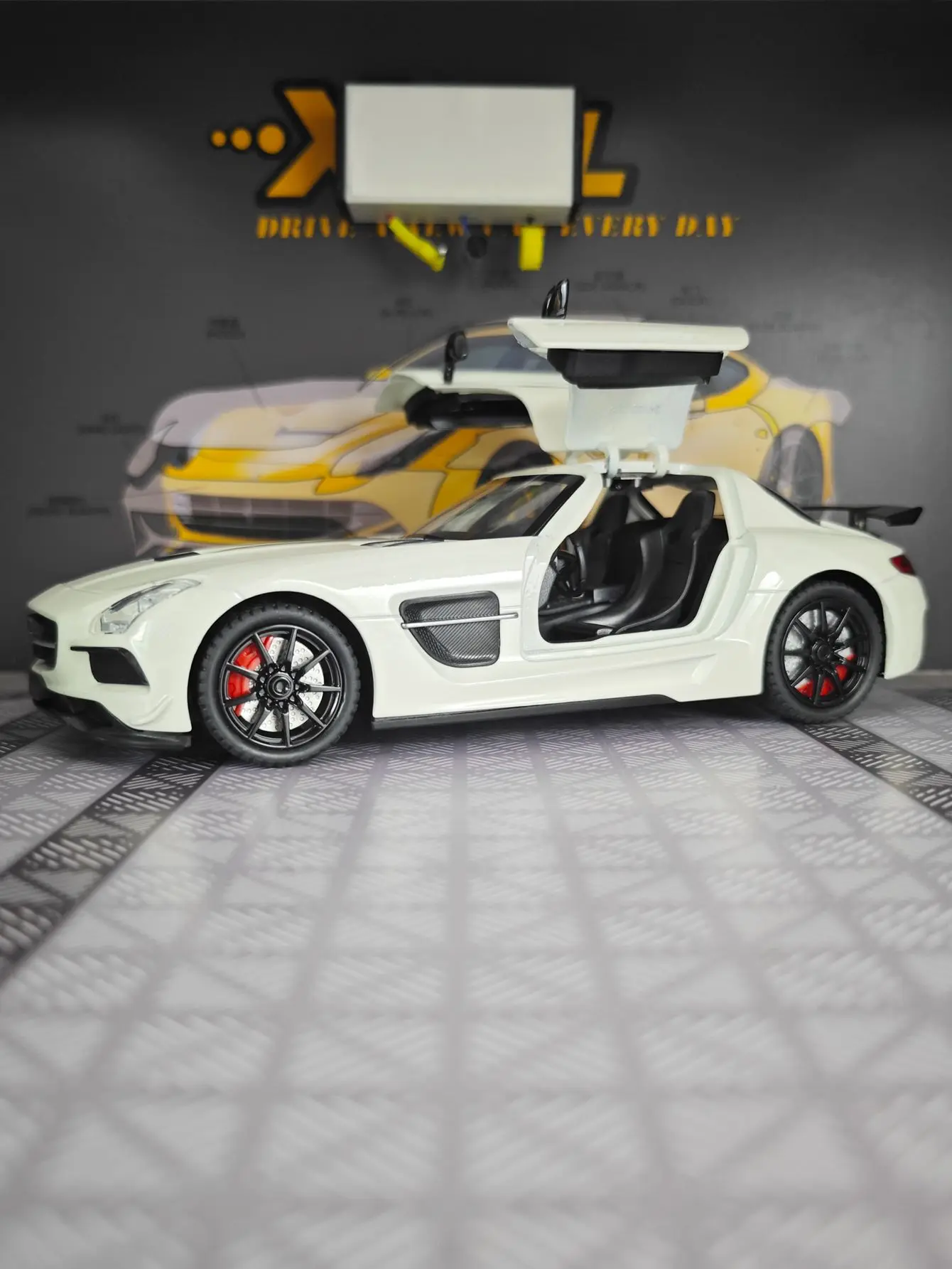 1:24 SLS AMG supercoche de aleación modelo adornos de coche puerta de ala de gaviota se puede abrir tiene funciones de sonido y iluminación simuladas