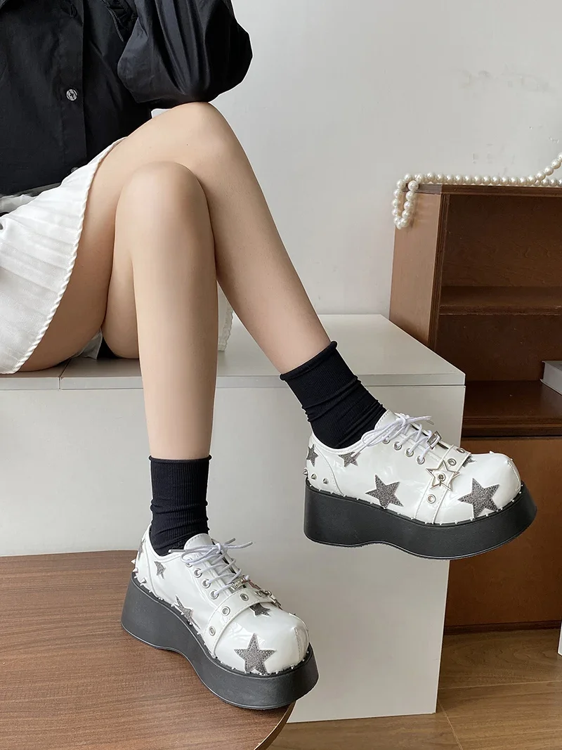 Petites chaussures en cuir à plateforme japonaise pour femmes, escarpins à talons pour femmes, chaussures à muffins à tête ronde, punk Y2k, doux et cool, nouveau, 2024