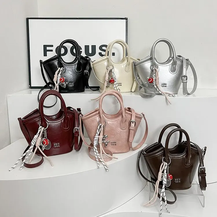 

Летняя стеганая сумка-тоут из искусственной кожи с прошитой буквой 2025 года — трансформируемая сумка через плечо с застежкой-молнией для путешествий и повседневного использования — универсальный дизайн