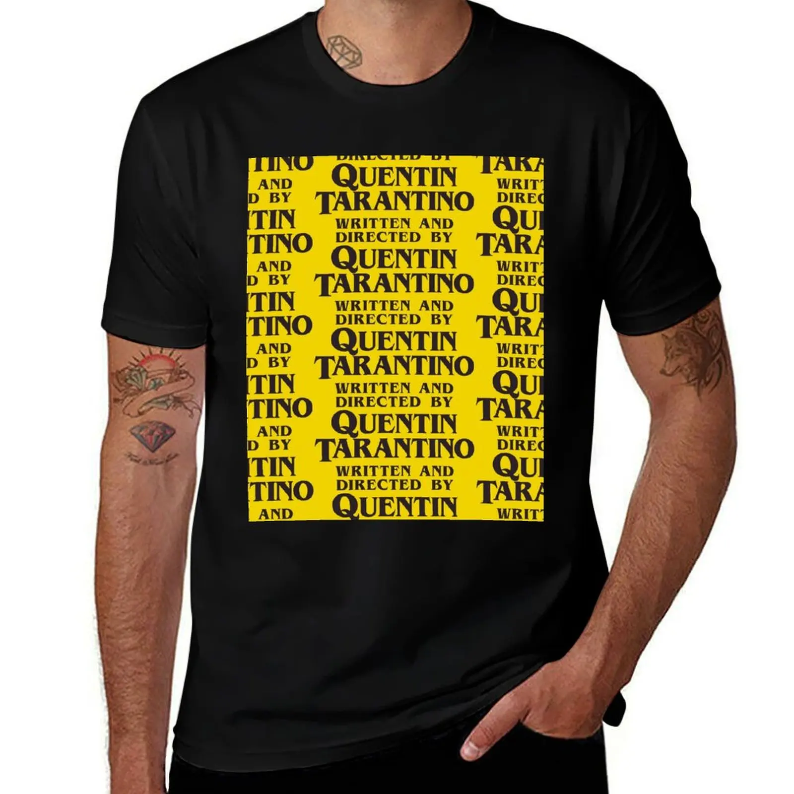 scritto-e-diretto-da-quentin-tarantino-t-shirt-basic-a-collo-tondo-e-maniche-corte