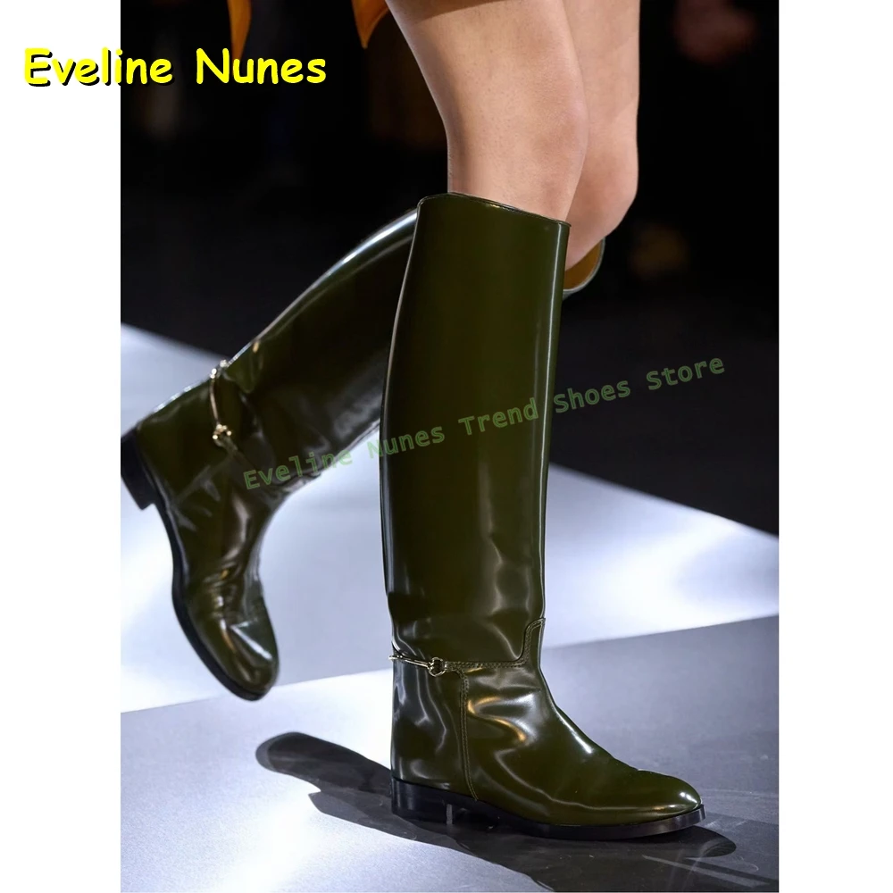 

Модные сапоги с металлическим кольцом и цепочкой, зима 2025, новый стиль, сапоги до колена с круглым носком на массивном каблуке, однотонные лоскутные сапоги до колена