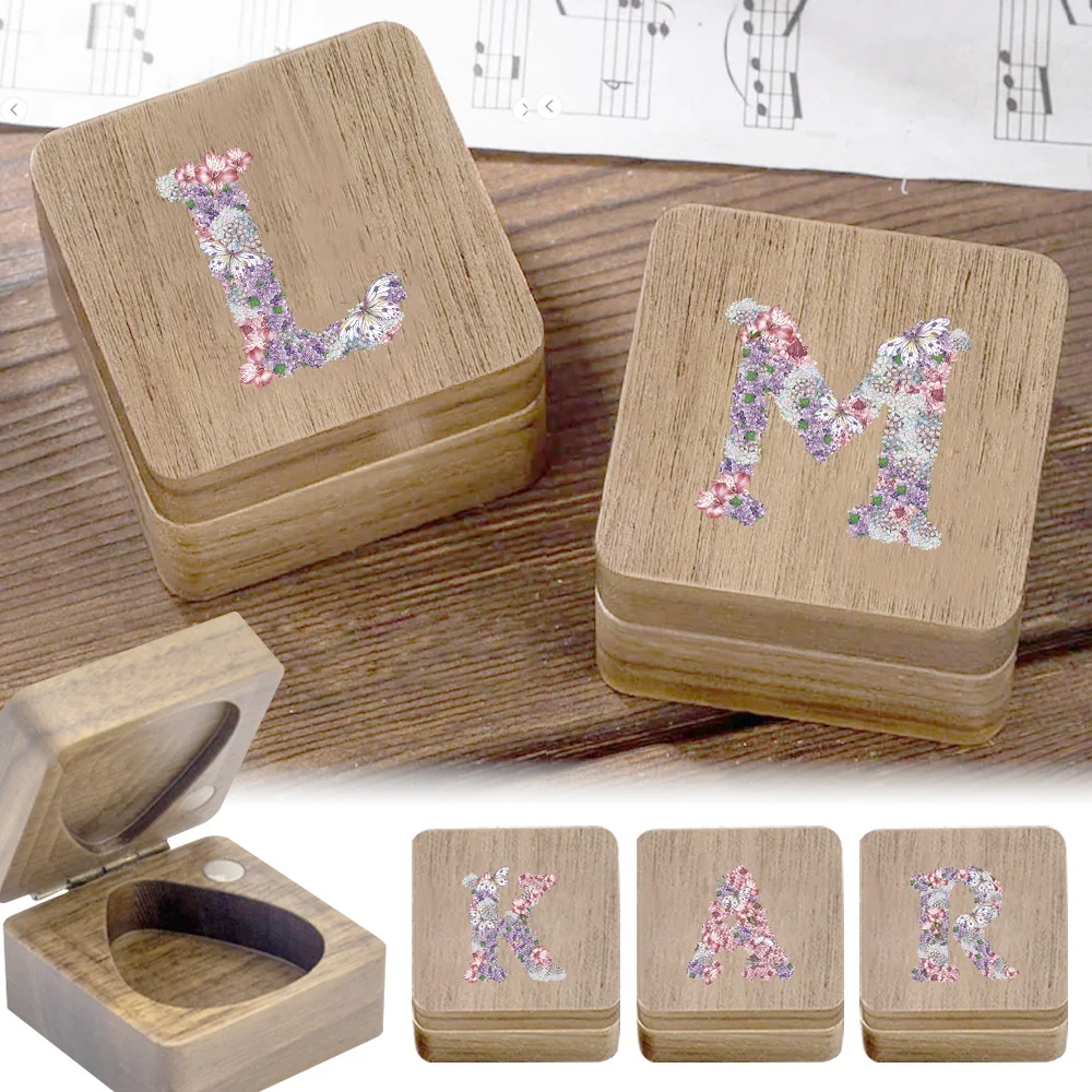 

1pc Pick Container Charm Rose Flower Decor Store Ukulele Pick Travel-Friendly Size Easy To Carry Initial Name 26 Letters Pattern