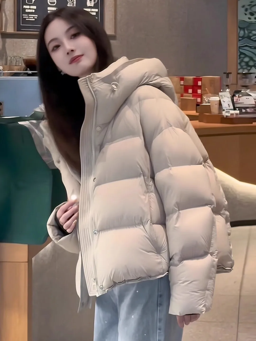 

Женская пуховая куртка 2025: Новинка зимы, корейский стиль, свободный крой, повседневная, универсальная, теплая, из утиного пуха, модная, укороченная модель