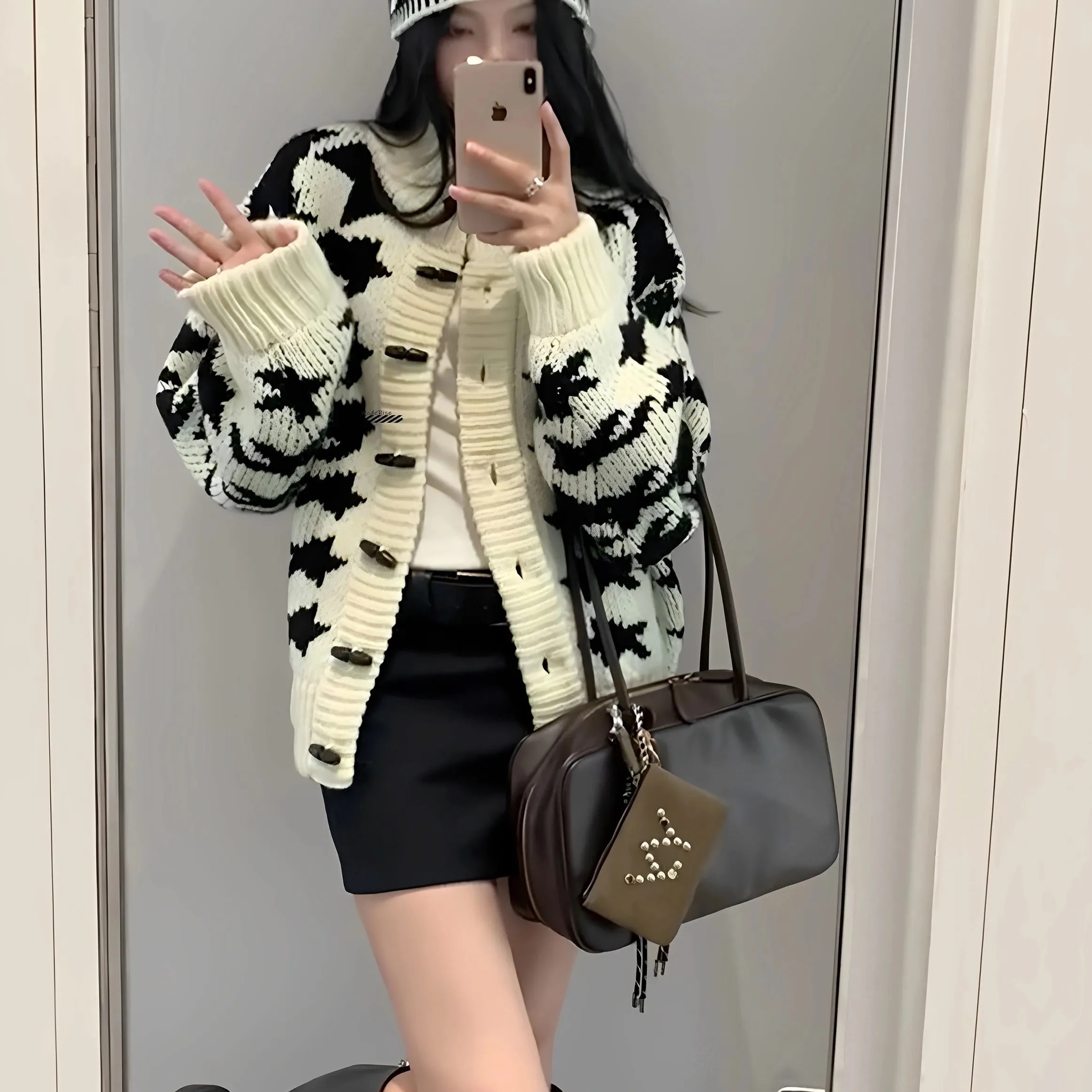 

Ultra-Thi Knitted Open Cardigan Sweater with Horn Buttons And Prince of Ws Che for Autumn Winter Seasonal Faion