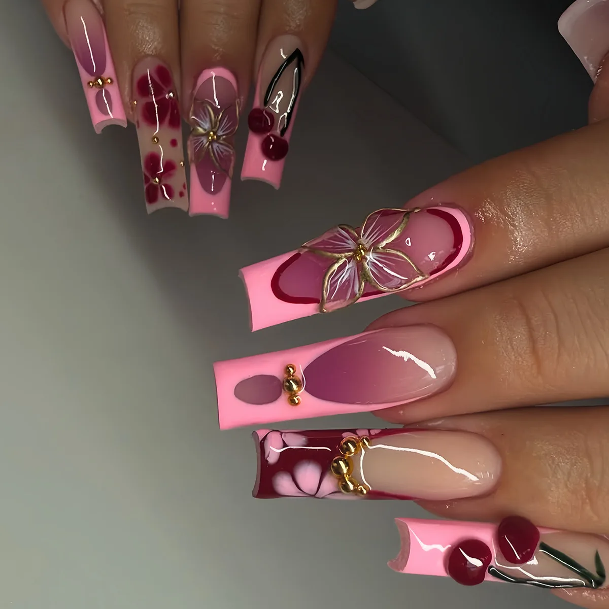 Рисунок 3 - розовые французские накладные ногти средней длины