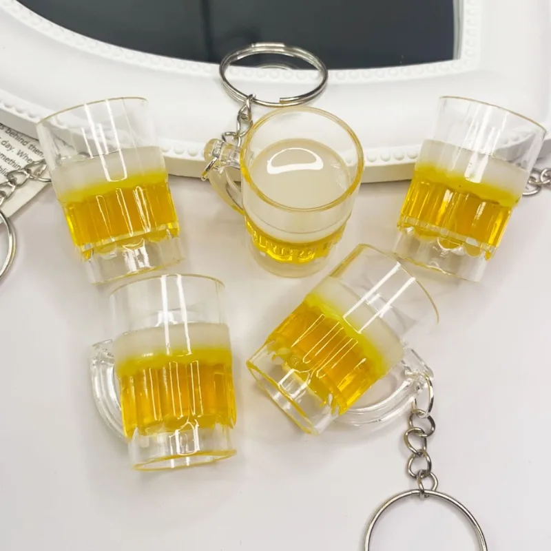 الإبداعية الاكريليك كوب للبيرة سلاسل المفاتيح حلقة رئيسية مضحك محاكاة مشروب صغير كيرينغ الرجال النساء حقيبة السيارة المعلقات أصدقاء هدية حفلة