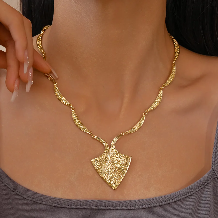 Engraved inverted triangular pendant necklace light luxury fashion collarbone chain niche item decoration