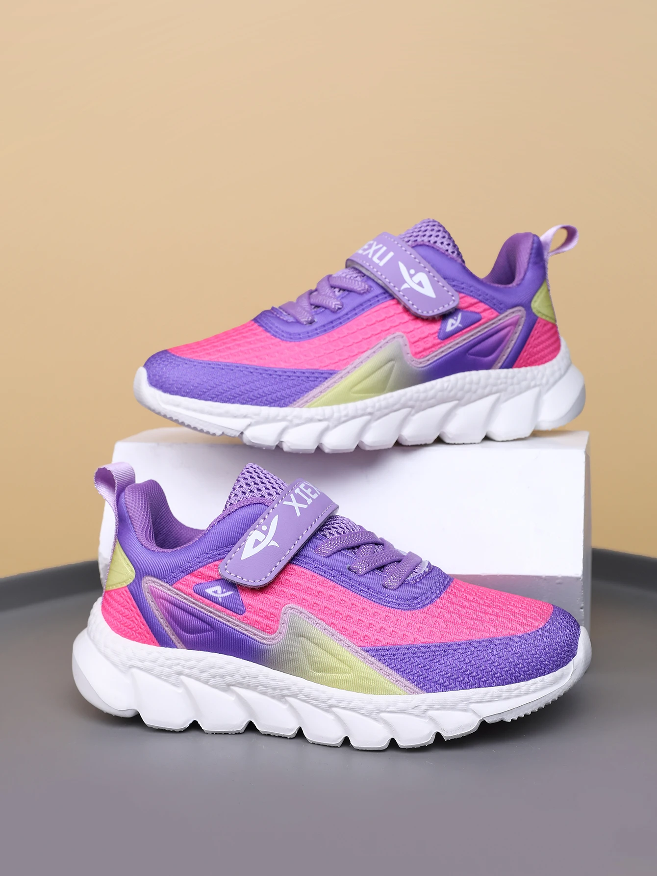 Four-season breathable mesh casual shoes for boys and girls, stylish for daily wear
