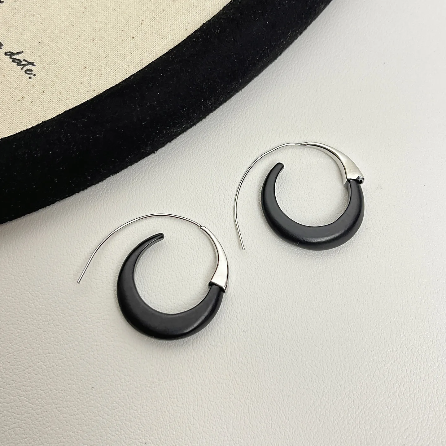 

Серьги-кольца C-образной формы из черного дерева в стиле ретро, вдохновленные дизайном знаменитостей, с ощущением легкой роскоши и уникальной элегантности