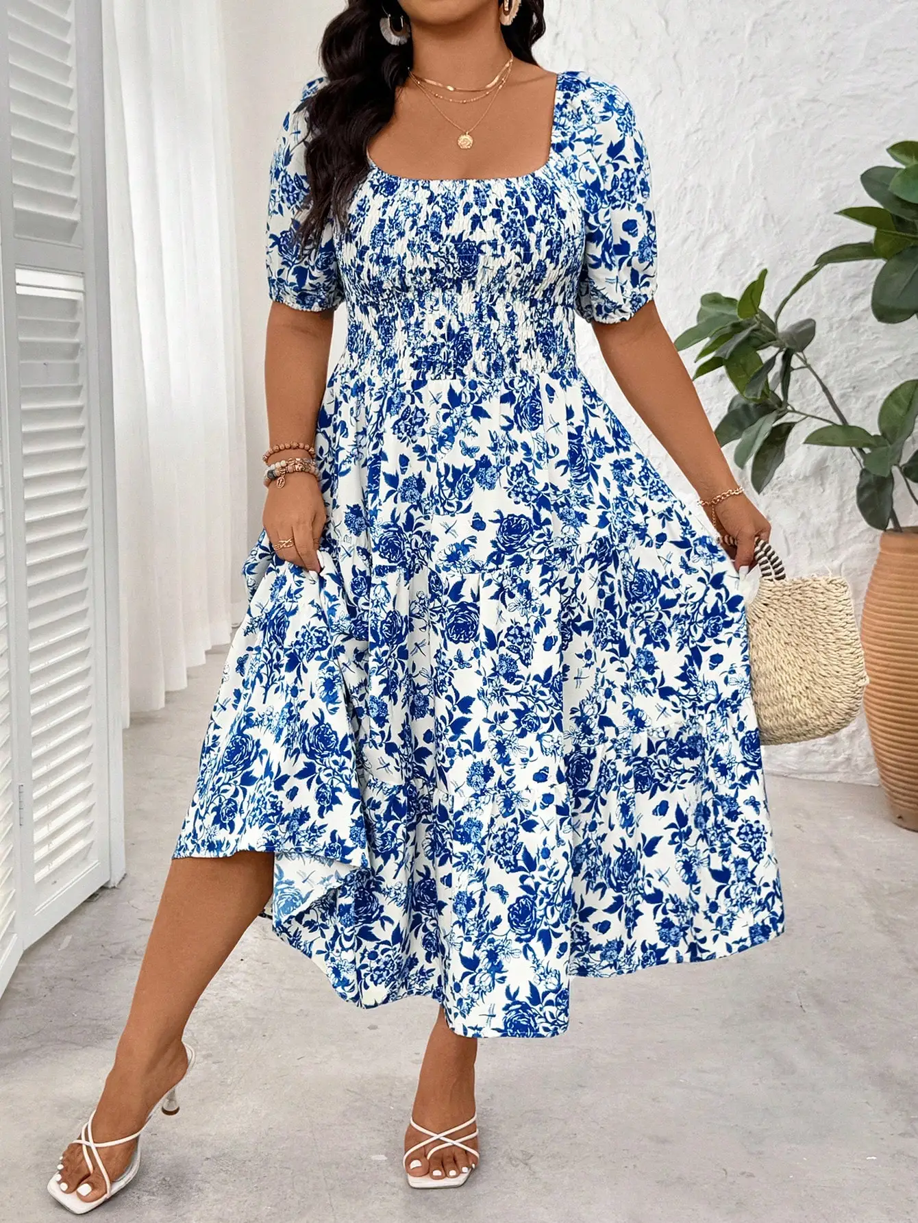 

Синее женское платье миди с цветочным принтом, квадратным вырезом, сборками и многоярусной юбкой