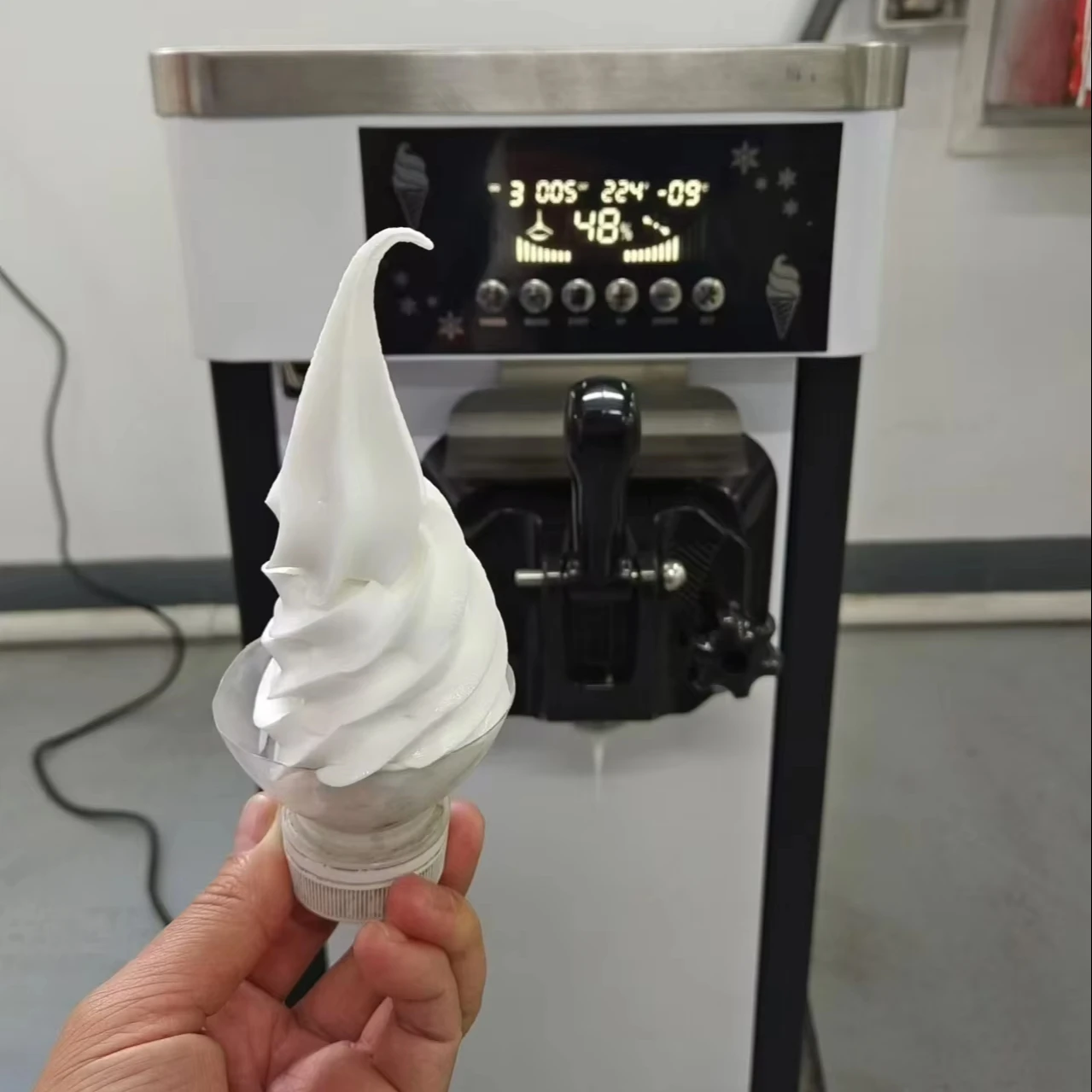 

Colorful Commercial Desktop Ice Cream Machine Cone Fully Automatic Single Head Soft Ice Cream Machine