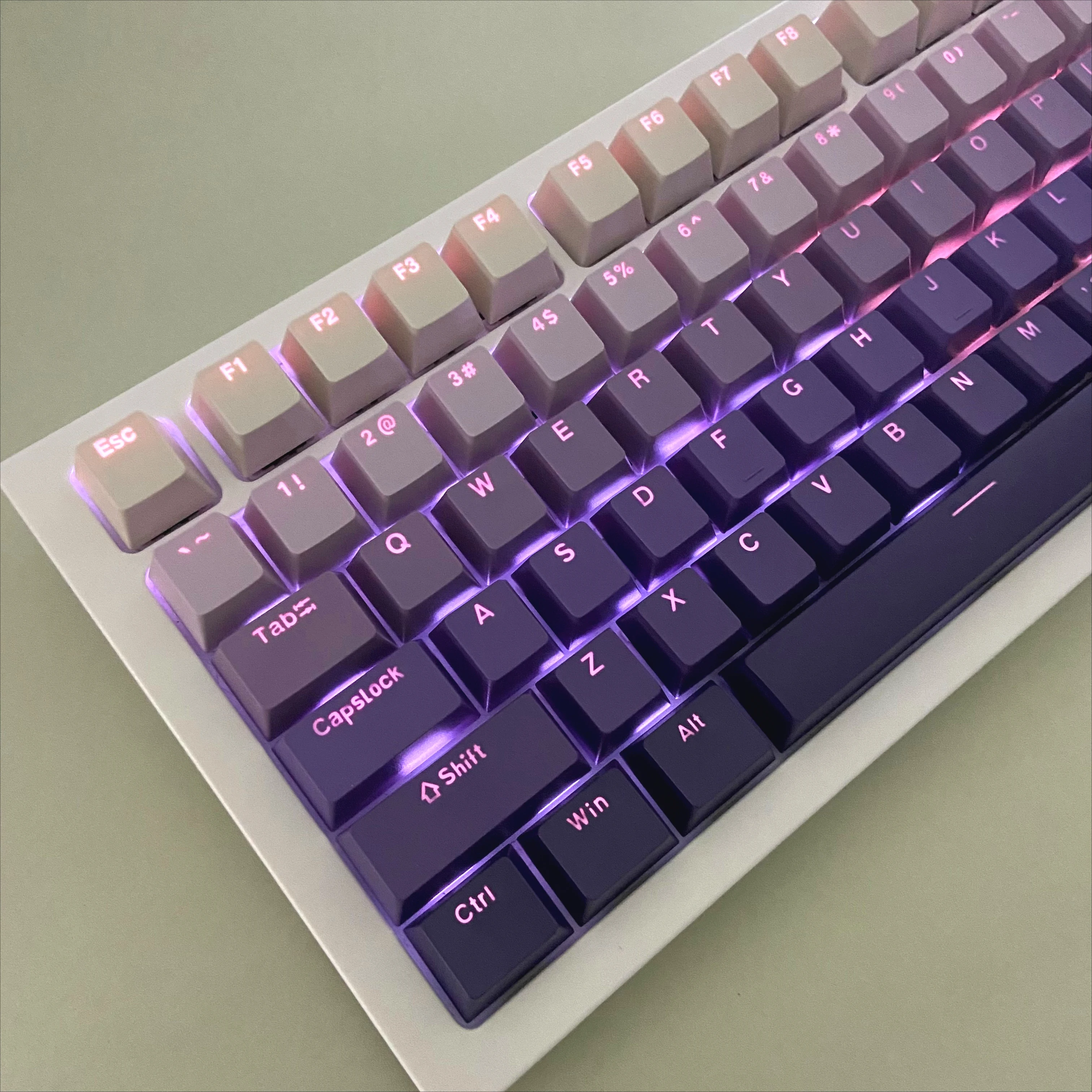 أغطية المفاتيح المتدرجة الأمامية المحفورة مجموعة شفافة OEM للوحة المفاتيح الميكانيكية لوحة مفاتيح الألعاب 61 68 75 84 87 89 96 98 100 104 108