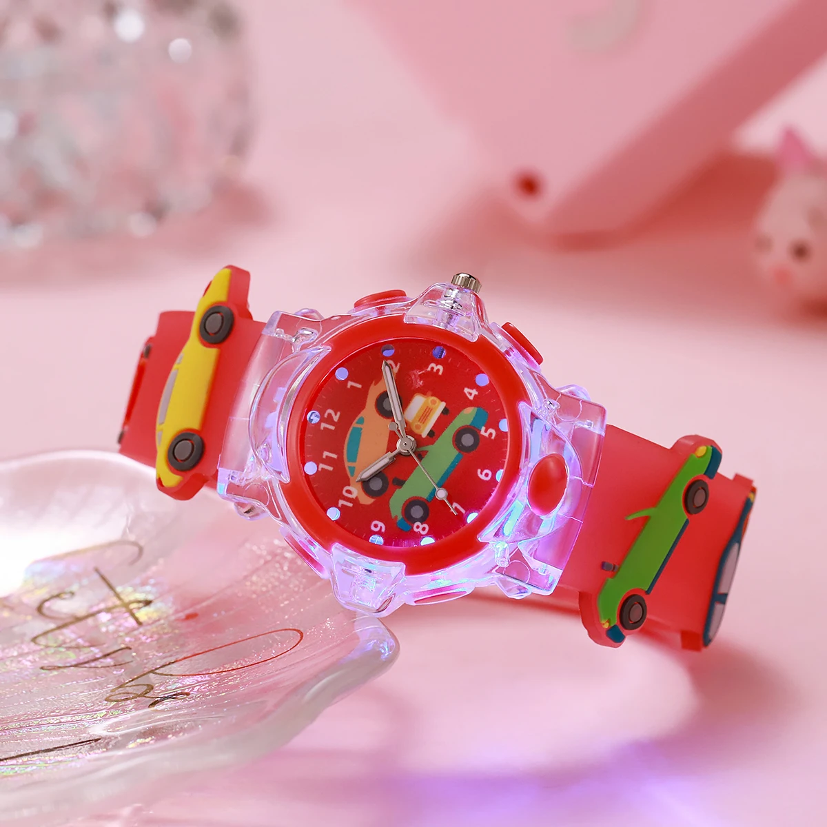 Montre électroluminescente à motif de voiture de dessin animé créatif, montre-bracelet à quartz vibrante, adaptée aux cadeaux de Noël et d'Halloween