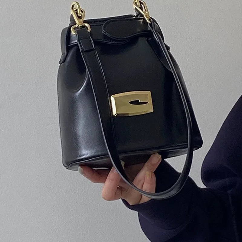 

Small niche design armpit bucket bag, high-end fashion commuting shoulder crossbody bag