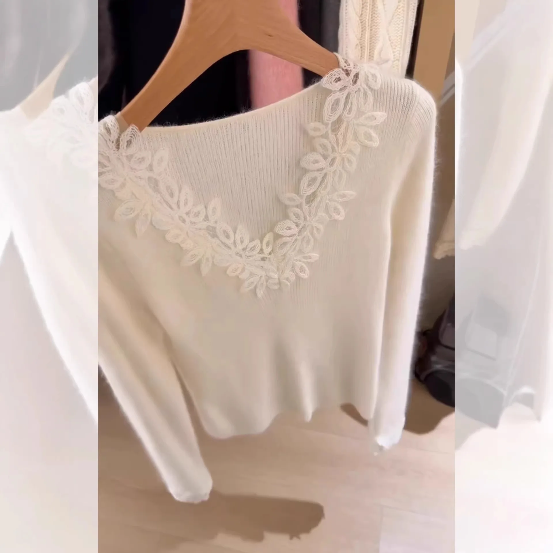 

In The Spring and Summer of 2026 Solid-color Crochet V-neck Knitted Bottoming Shirt Simple with A Huge Good-looking Top Inside