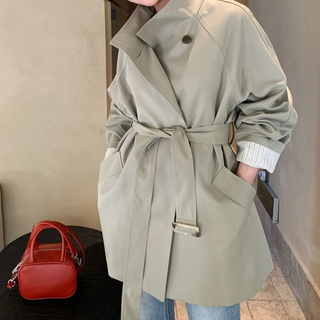 

Корейский универсальный укороченный плащ-тренч свободного кроя с воротником-стойкой на одной пуговице для женщин, весна-осень 2026