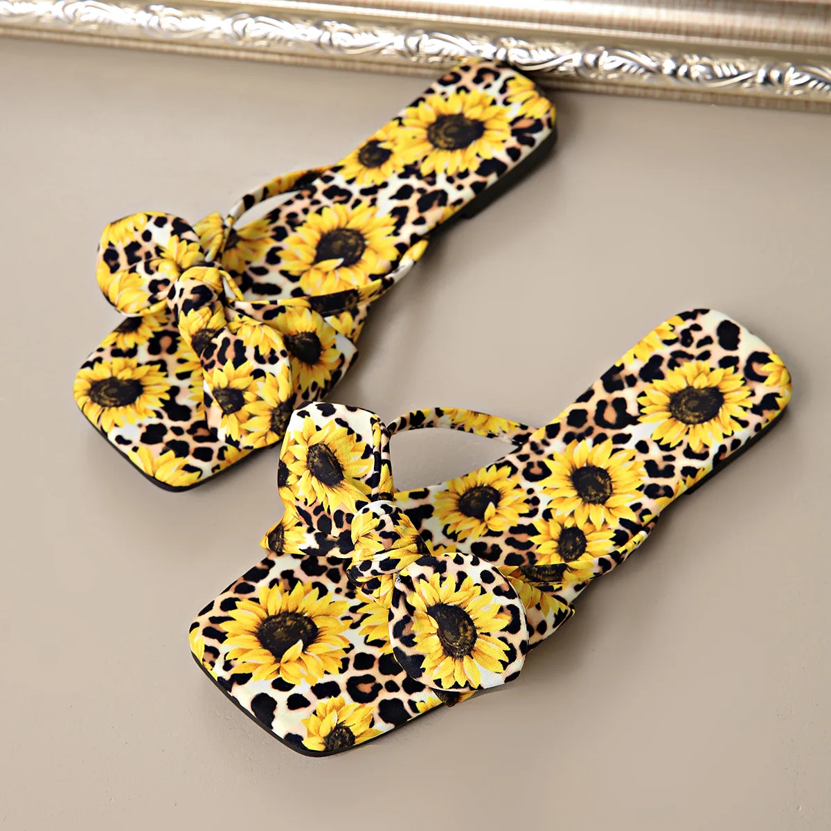 

Large Flat-bottomed Cool Slippers Women's 2025 Summer New Square Head Low Heel Comfortable and Versatile Women's Beach Slippers