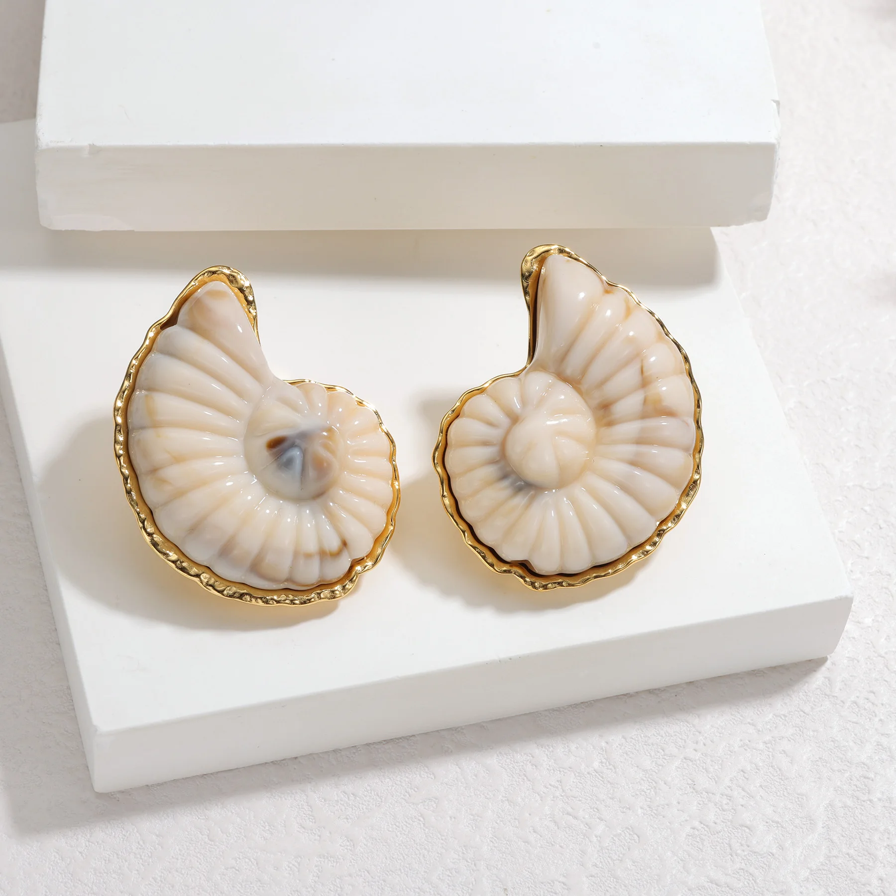 Akizoom أقراط محارة ملونة مبالغ فيها مطلية بالذهب أقراط بيان للنساء الصيف الشاطئ مجوهرات الأزياء هدايا الحفلات