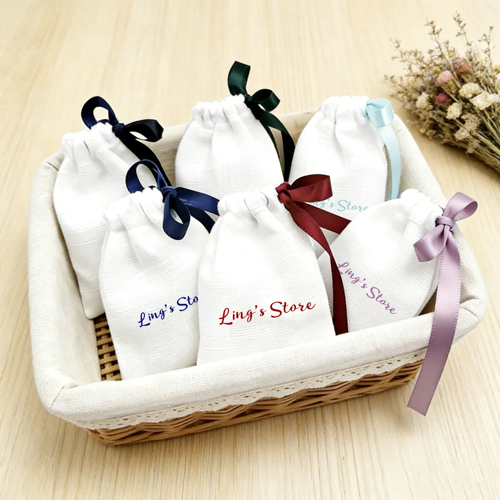 

50 шт. хлопковых мешочков на завязках с персонализированным логотипом, многоразовые белые муслиновые холщовые сумки для упаковки ювелирных изделий, подарочные мешочки для вечеринок и свадеб