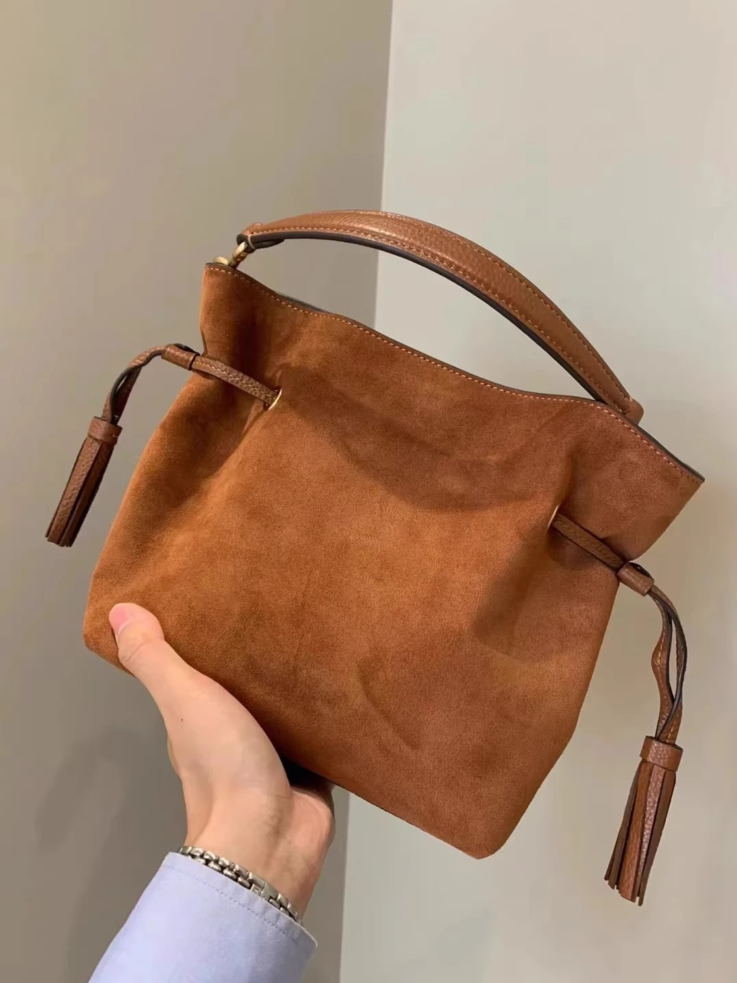 Women Brown Large Capacity Commuter Retro Tote Bag Plush Drawstring Water Bucket Bag Tassels Design One Shoulder Crossbody Bag