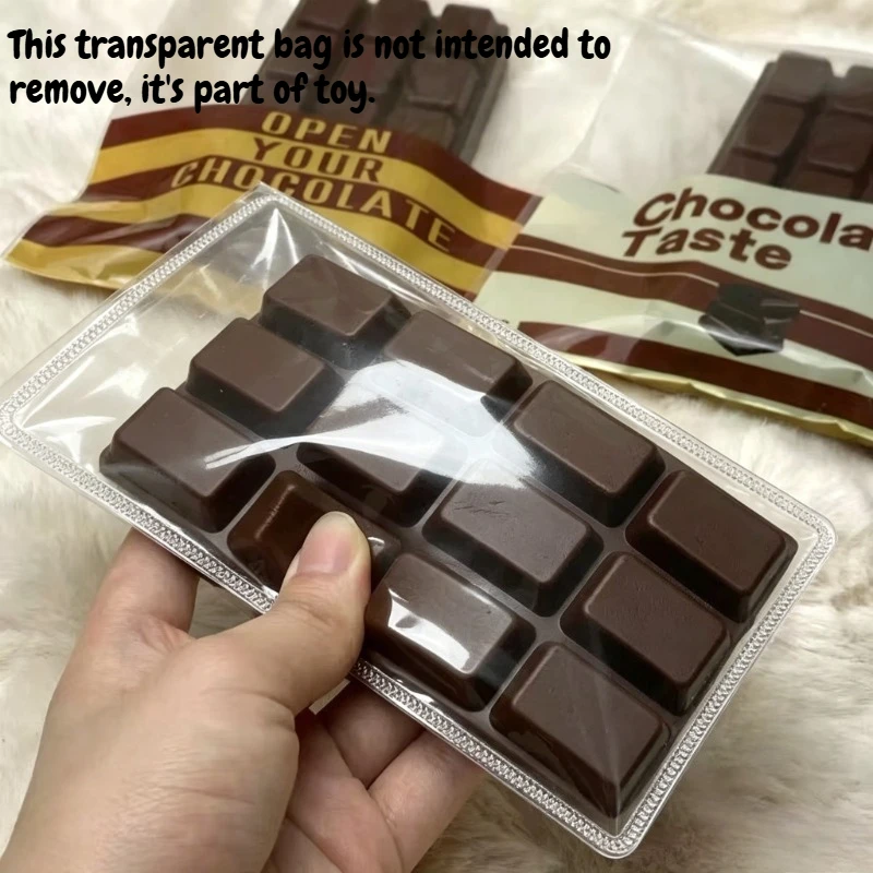 Juguete blandito de rebote lento con forma de engranaje al estilo japonés que simula una gran barra de chocolate esponjosa, un divertido juguete para la punta de los dedos con una textura suave excepcional que parece una galleta. Funciona como un juguete creativo para bromas, de tamaño compacto para facilitar su transporte y como decoración de escritorio.
