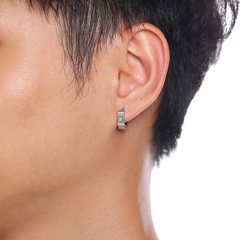Klobige schwarze CZ Edelstahl-Creolen-Set für Damen – Modischer Piercing-Schmuck für Herren – Trendige Neuheit – Detail 8