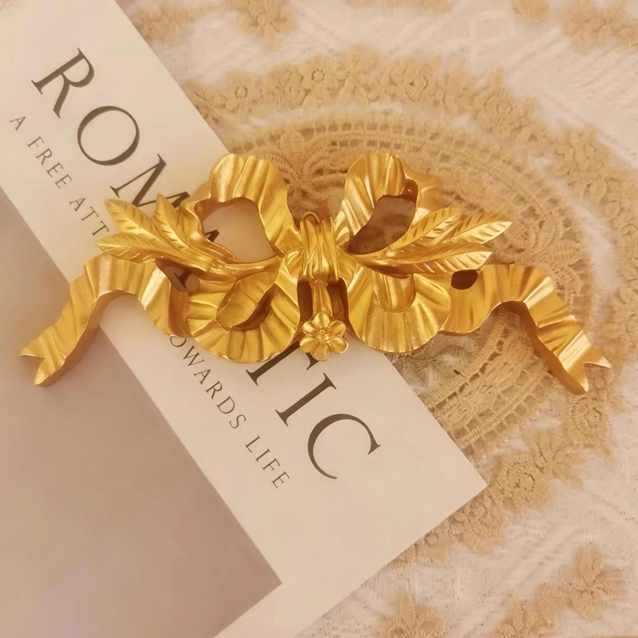 Vintage Style Resin Gold Bow Wall Decor European Carved Hanging Ornament for Home Decoration
