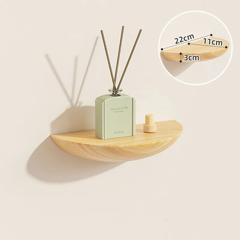 Massivholz-Trennwandregal, Regal, perforiert, halbrundes Dekor, Wandmontage, Wohnzimmer-Hintergrund, schwebendes Projektorregal