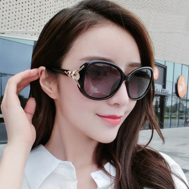 Retro Fashion Ladies Sunglasses Women UV Blocking Textured Sunglasses Gradient Black Outdoor Sunglasses Oculos Sol Feminino