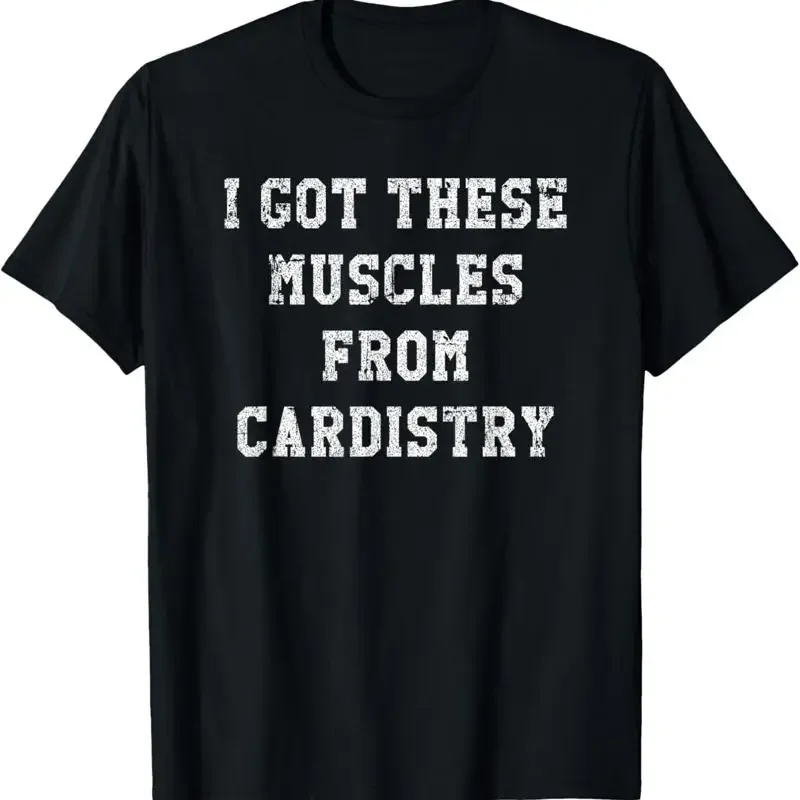 Camiseta divertida con estampado de "I Got These Muscles From Cardistry Distressed"