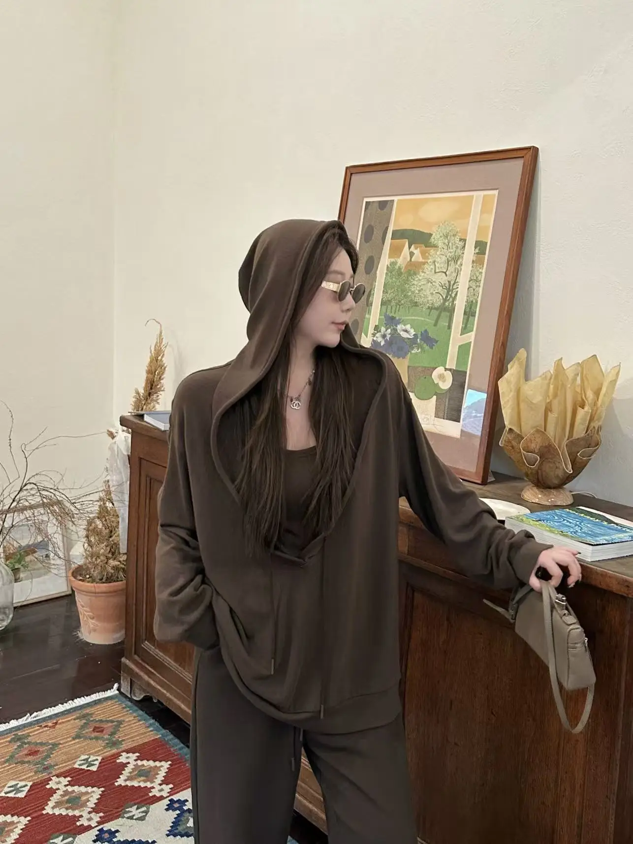 

Комплект Qiqi: повседневное худи и брюки больших размеров, модный костюм-двойка для полных женщин, дизайн для комфортного отдыха (топ и брюки)