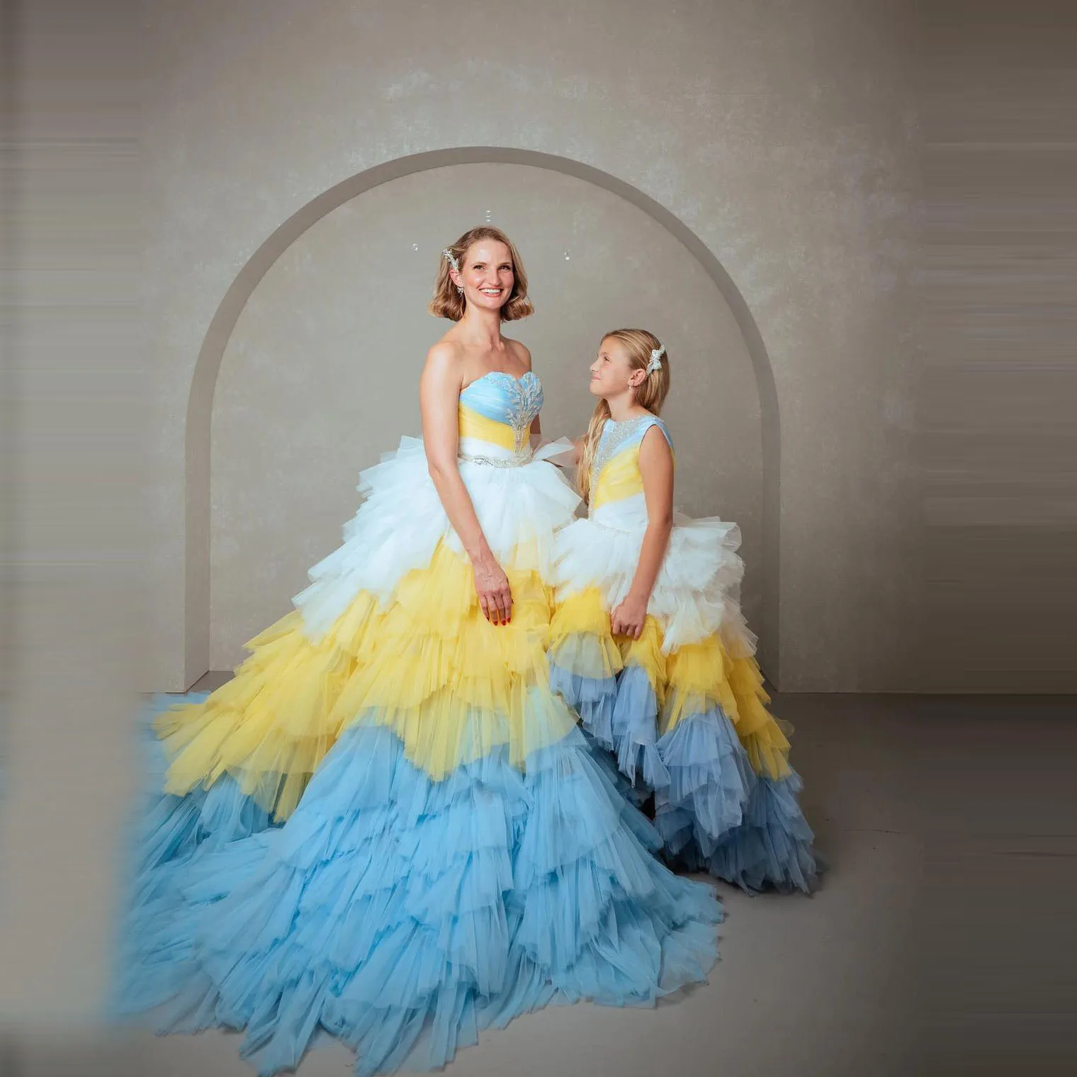 Luxury Colorful Mother And Daughter Matching Dresses Ball Gown Layered Ruffles Strapless Mom And Me Evening Outfits Custom Made