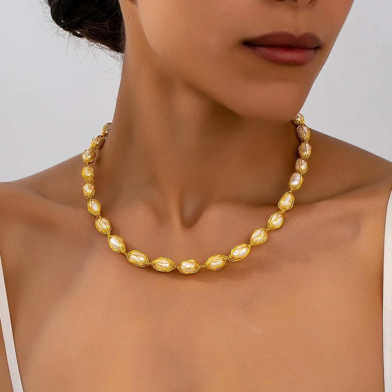 

A Luxurious And Elegant Handmade Freshwater Pearl Choker Necklace for Women, Perfect for Festivals, Birthdays, Dates, Balls, Ban