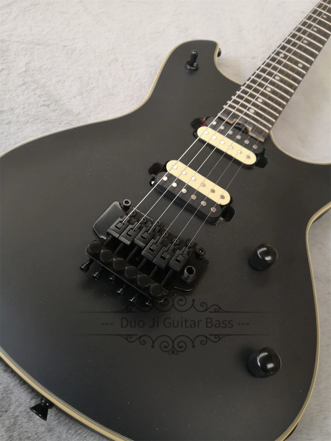 

Matte Black Guitar Electric Wof Guitar Maple Neck Basswood Body Tremolo Bridge 22 Frets Black Tuners