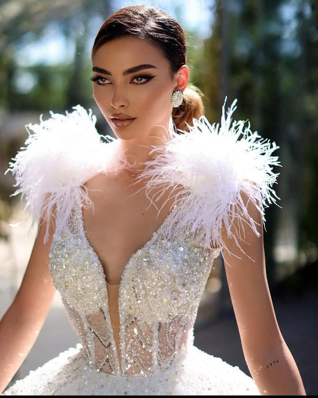 Fashion Court Wedding Dresses With Feather Deep V-Neck Bridal Gown Shine Sequined Voile Brush Train Robe De Vestido Hot Sale