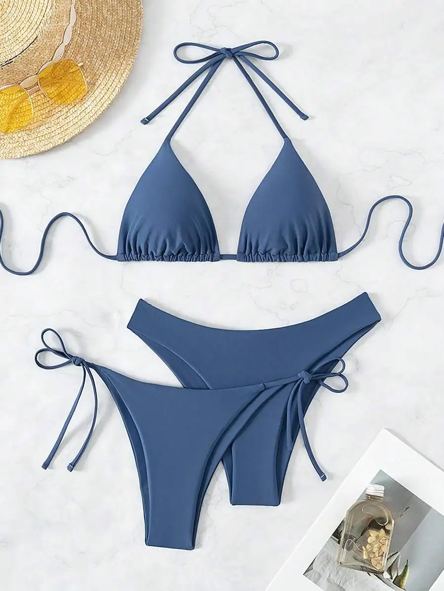 

Синий комплект бикини с треугольными чашечками и завязками на шее, с боковыми завязками на низу.