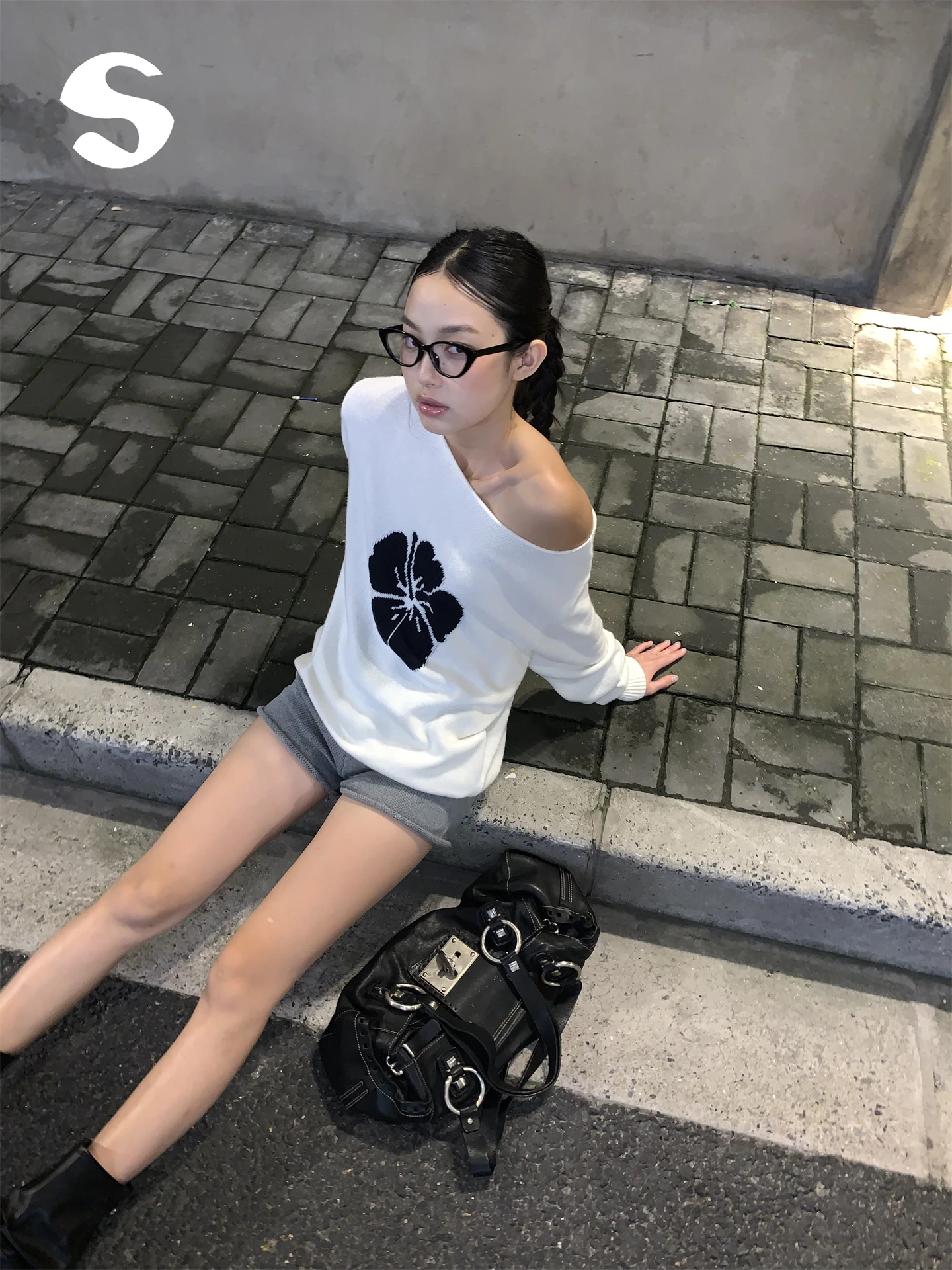 

Белый вязаный свитер с открытыми плечами и длинными рукавами, женский базовый топ в корейском стиле, осенне-зимний, свободного кроя, с круглым вырезом