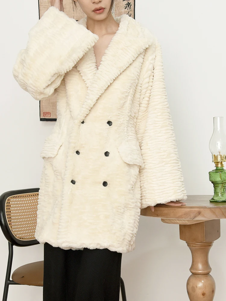 

Зимняя верхняя одежда: шуба из синели с мехом, дизайн «Полет птиц в лесу», бежевый цвет, для повседневной носки, длинная, с воротником-стойкой