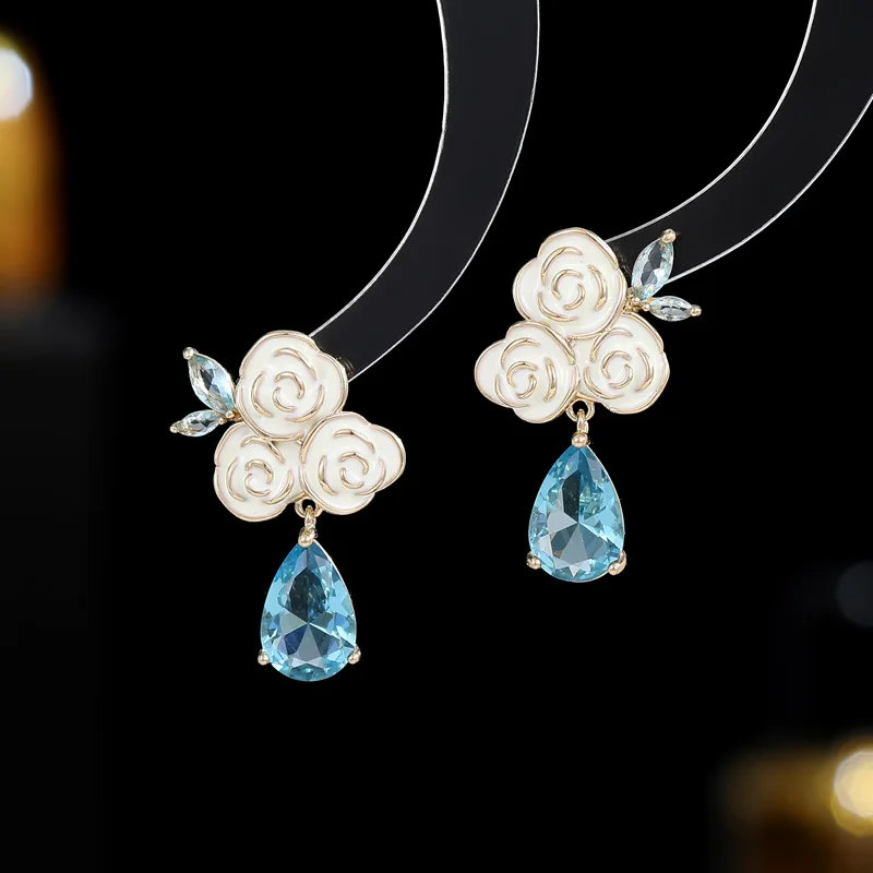 

The designer's niche s925 silver needle earrings exude a sweet and fresh charm with oil-dripping camellia water drop earrings