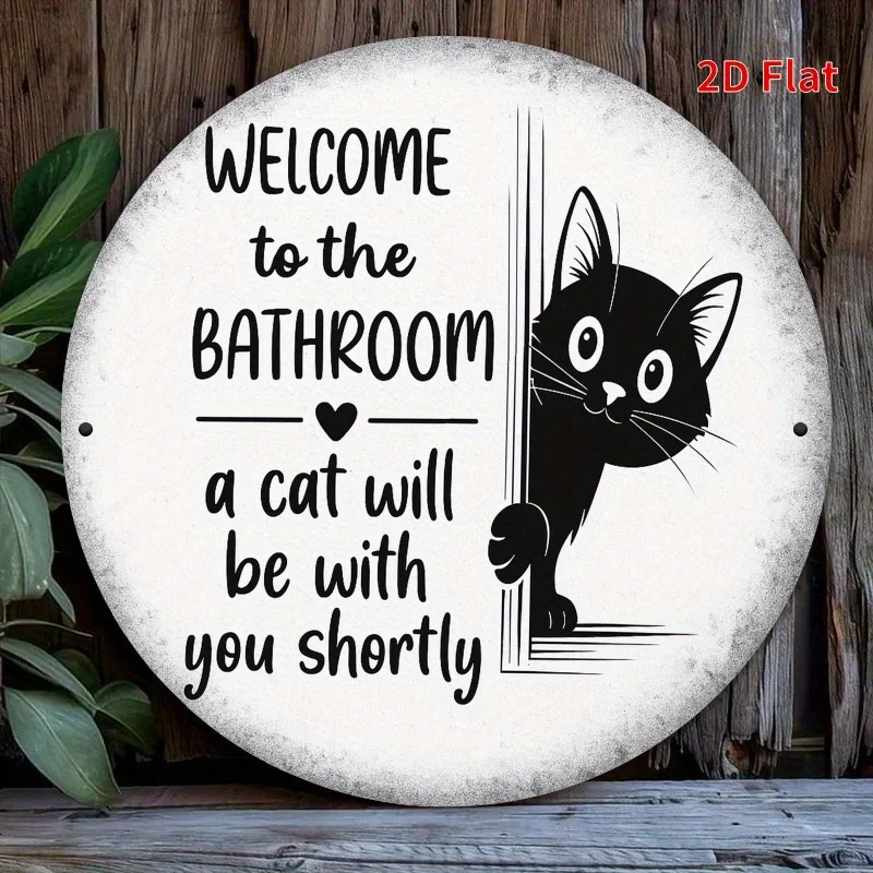 2D flaches, 2D flach bedrucktes Badezimmer-Holzschild – eine skurrile schwarze Katze, Design „Willkommen im Badezimmer“.