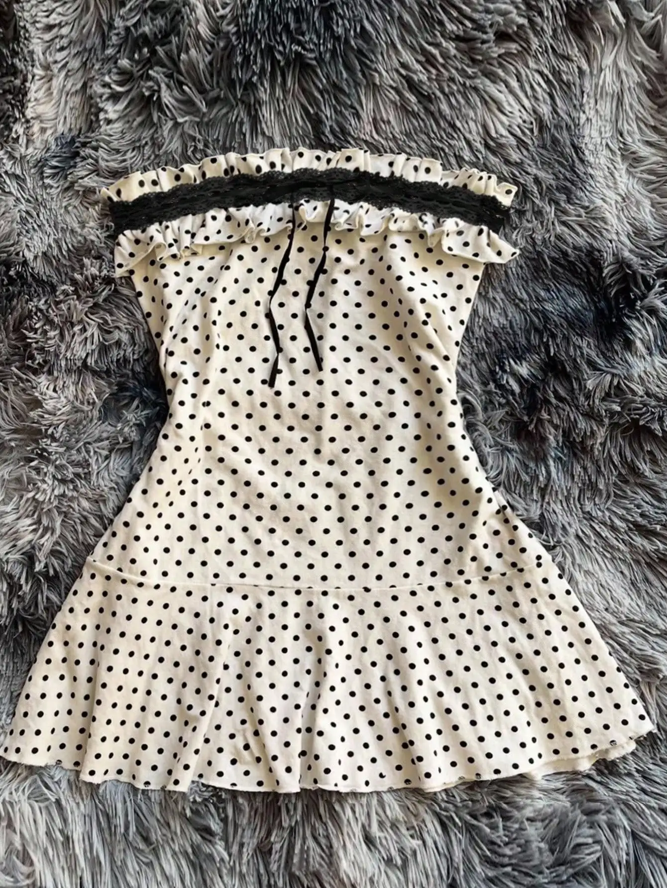 

Платье без бретелек в горошек больших размеров с оборками и кружевной отделкой, летний женственный стиль