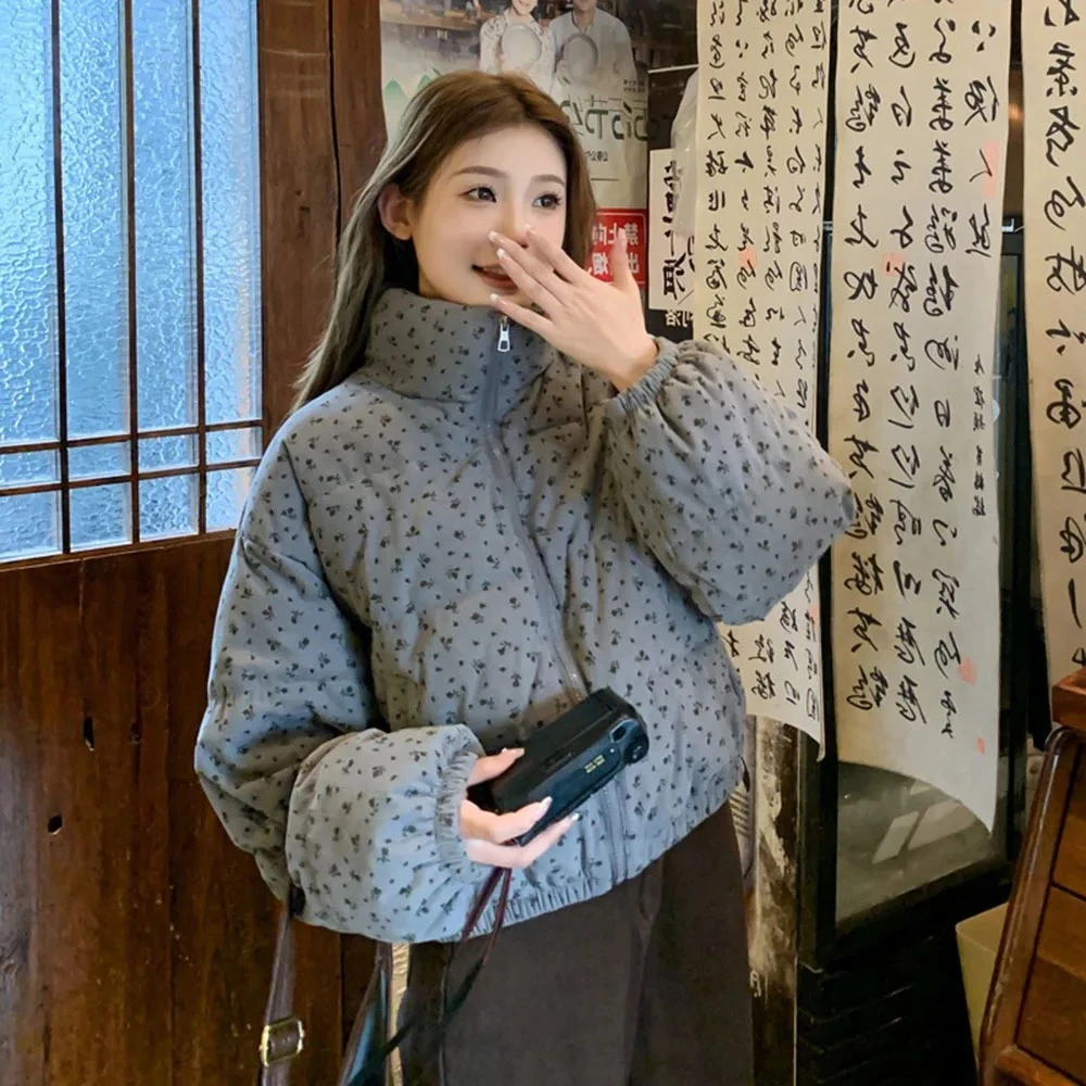 

2026 милая хлопковая куртка со свежим цветочным принтом для женщин, винтажный дизайн, женские парки, зимняя свободная теплая верхняя одежда с воротником-стойкой