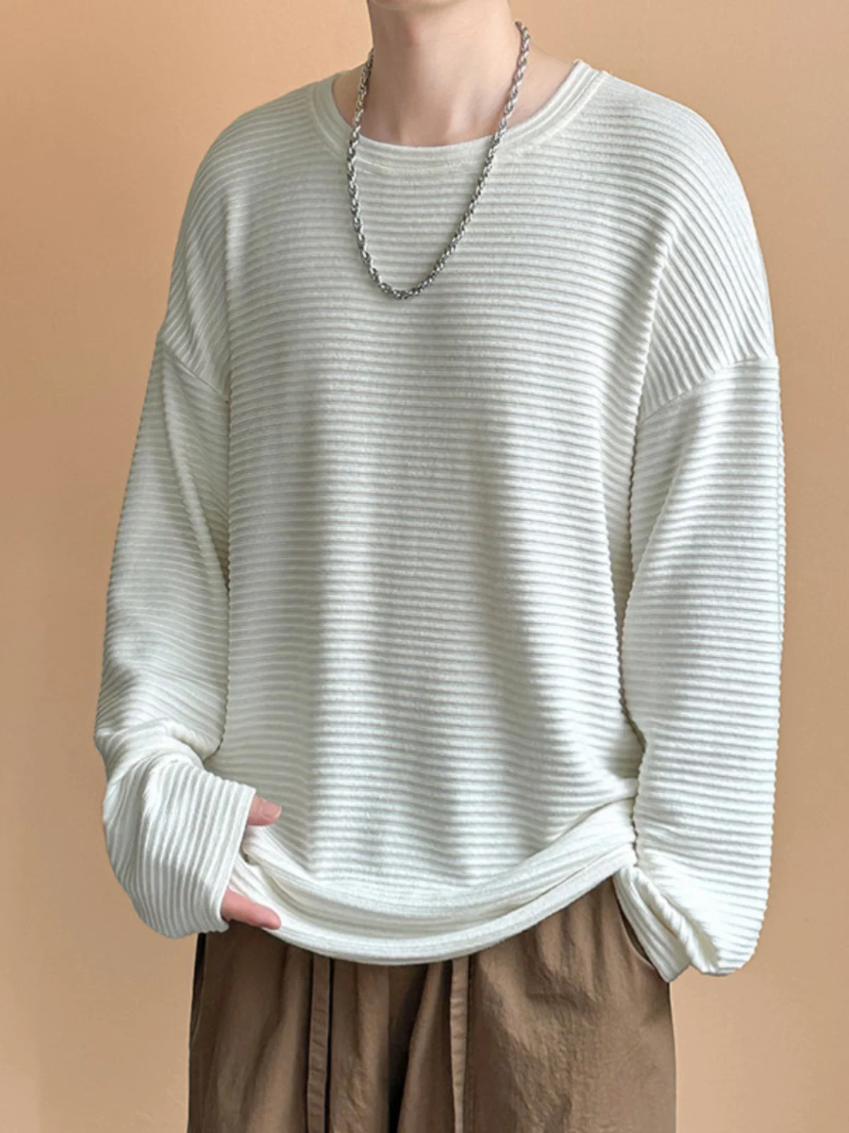 

Мужская футболка с длинным рукавом и плотной текстурой, свободного кроя, с круглым вырезом, для весны и осени, белая, тонкая, для ношения под одеждой или как верхняя одежда.