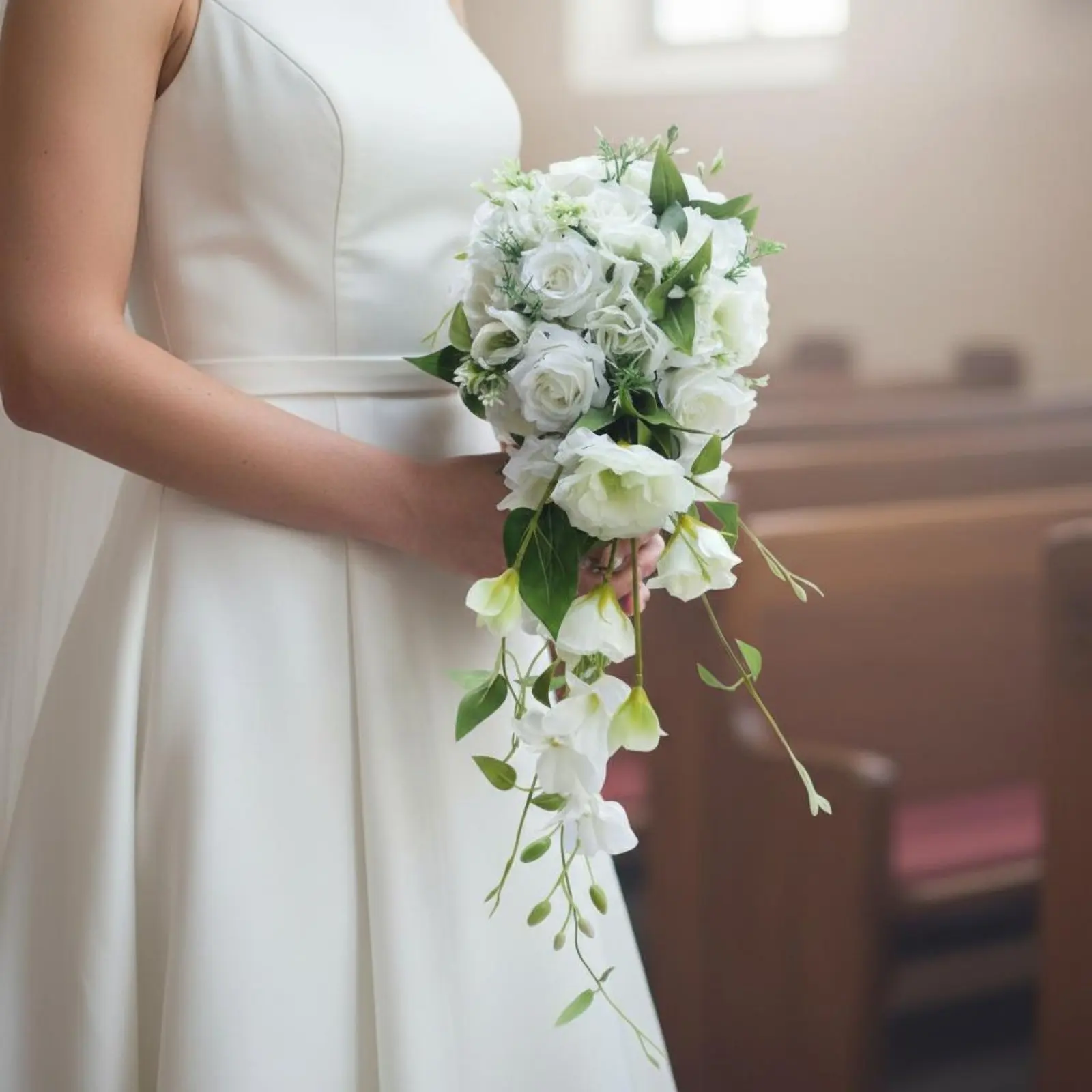 

White and Green Waterfall Floral Arrangement Ready to Use Cascading Bridal Floral Arrangement Event Decoration Realistic Look