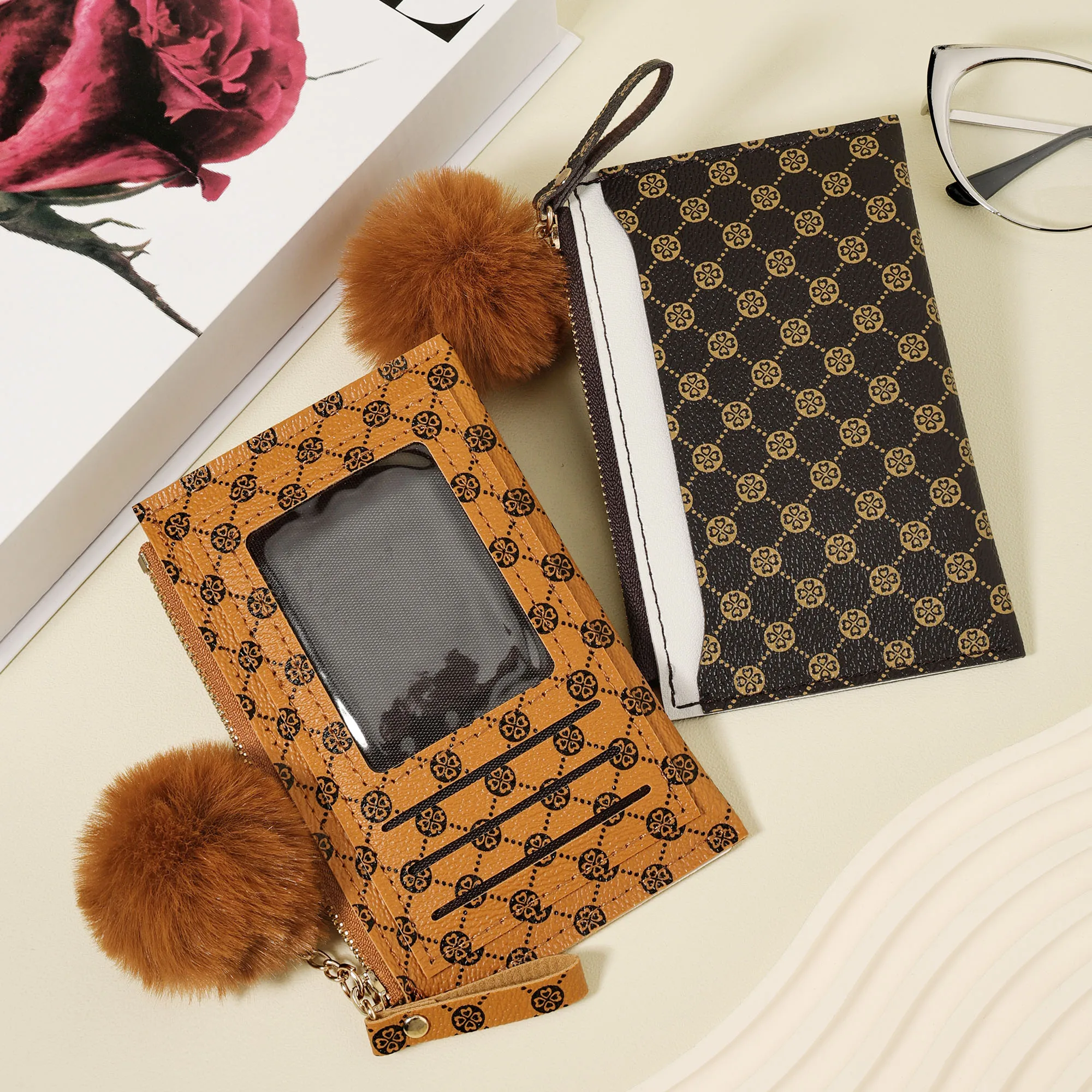 

Fashionable and high-quality credit card storage bag, easy to carry with multiple card holders. With a Pom pom Charm, coin walle