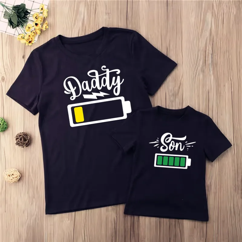 Lustige Passende Familien-T-Shirts mit Batterie-Motiv für Mama, Papa, Sohn, Tochter, Baby, Passende Outfits, Schwarze Familien-T-Shirts für Familienfotografie – Detail 4