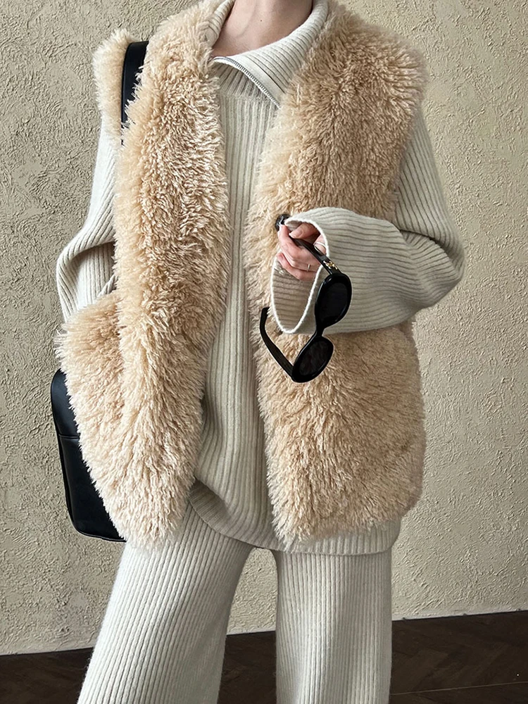 [EAM] Women Beige Lambswool Big Size Thick Keep Warm Vest New V-collar Sleeveless Fashion Tide Autumn Winter 2024 1DH7906