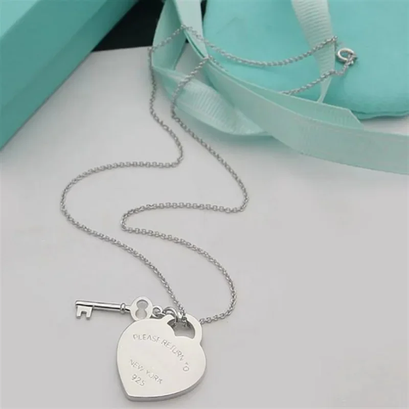 Love Key Necklace Female Heart-Shaped Pendant Collarbone Chain Casual And Versatile Girlfriend Holiday And Birthday Jewelry Gift